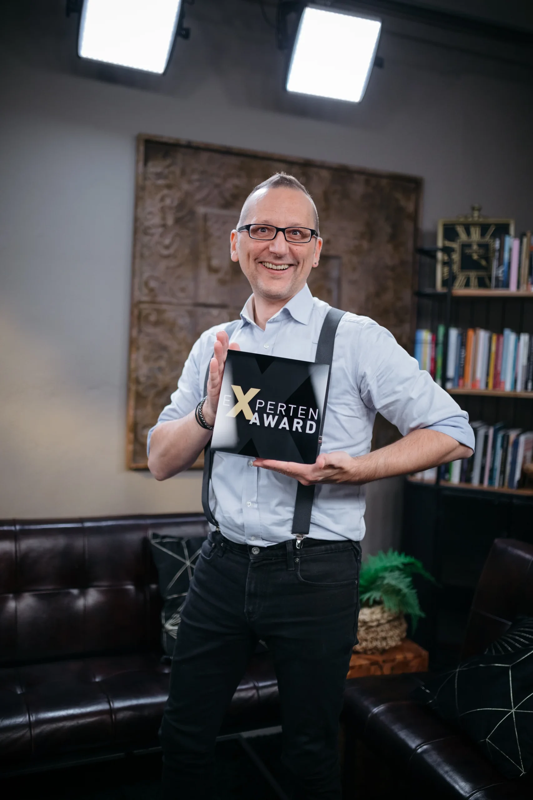 Matthias Istel lächelt in die Kamera und hält seinen Experten-Award