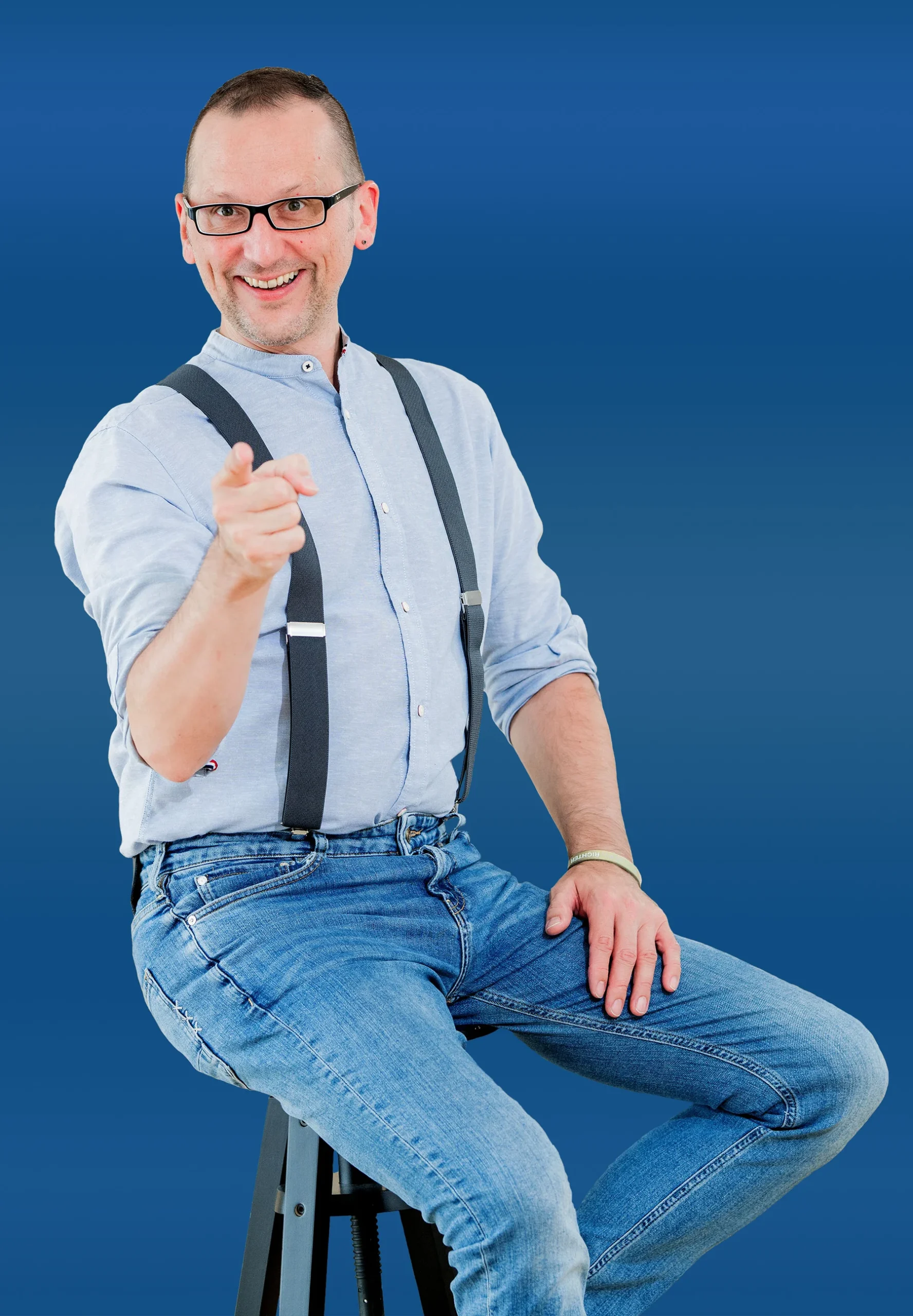 Matthias Istel lächelt und zeigt in die Kamera